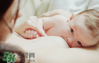 哺乳期奶水有血是什么原因？哺乳期奶水有血能喂奶吗？