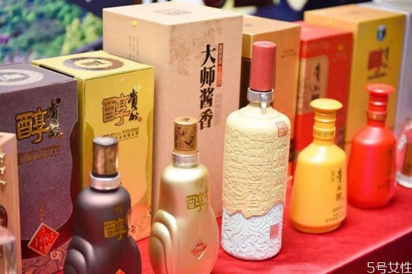 白酒怎么区分粮食酒和勾兑酒 白酒清香和浓香酱香意思