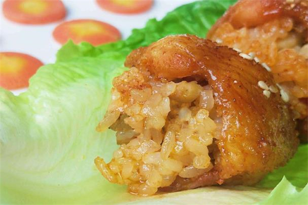 孕妇可以吃鸡翅包饭吗 减肥可以吃鸡翅包饭吗