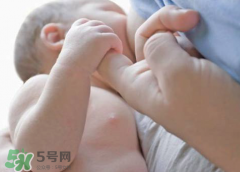 母乳喂养会胸下垂吗？母乳喂养胸部下垂怎么办？