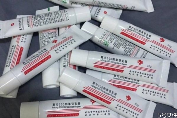 熊果苷软膏有依赖性吗 熊果苷软膏用多久可以淡斑