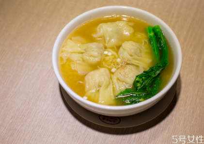 馄饨热水煮还是冷水煮 馄饨怎么煮皮不容易破