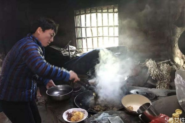 炒菜怎样防止油锅起火 炒菜防止油锅起火的方法