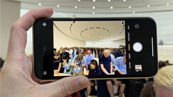 iPhone11值得购买吗？iPhone11拍照配置续航全方位深度评测